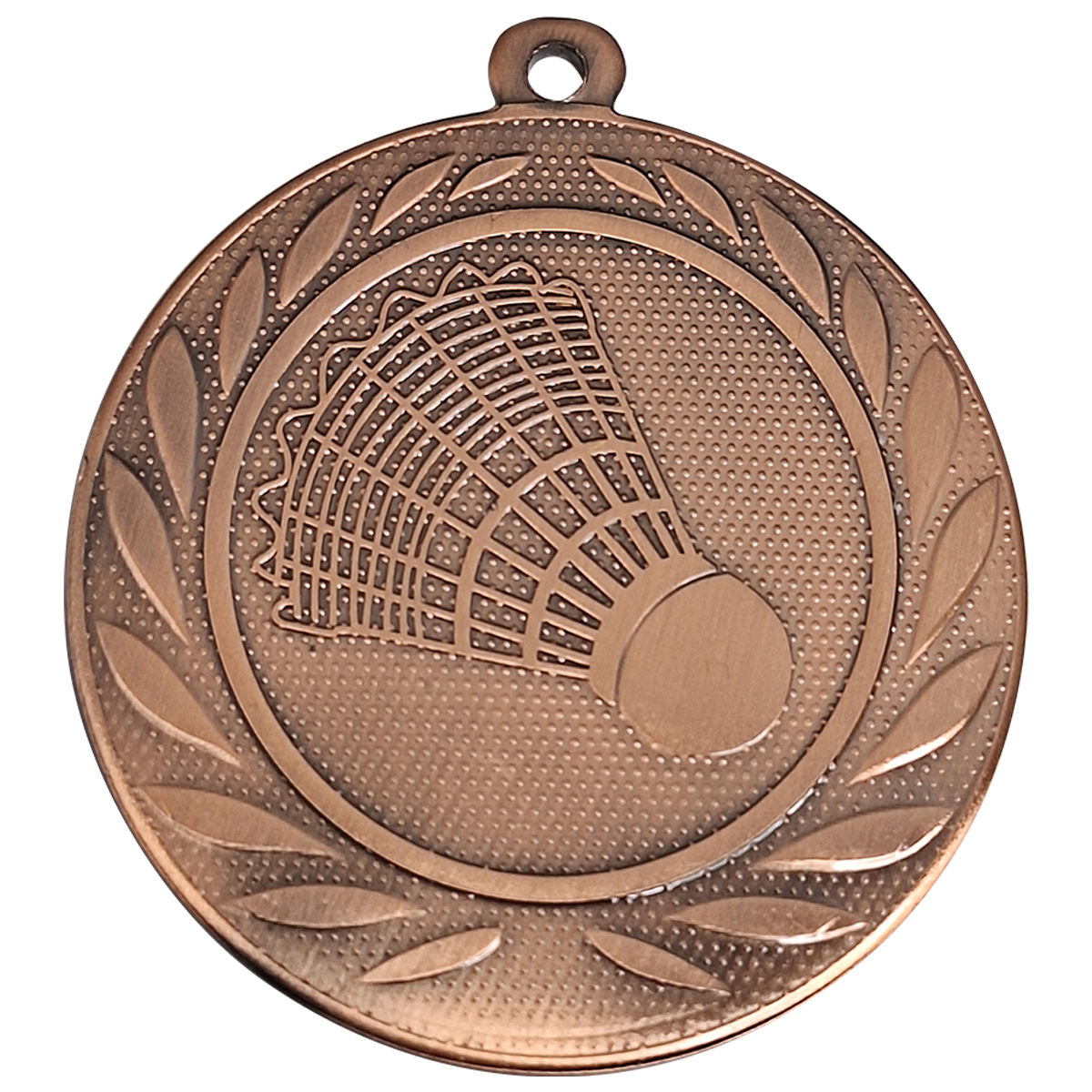 Bronzen medaille met reliëf badminton shuttle binnen een decoratieve rand met bladeren en een ophangoog bovenaan.