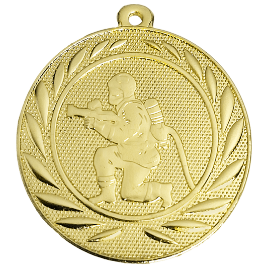 Gouden brandweer medaille van 50 mm met afbeelding van brandweerman in actie