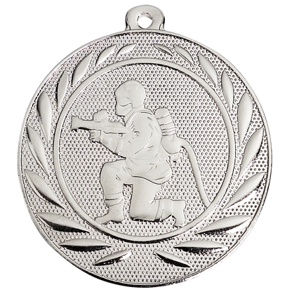 Zilveren brandweer medaille van 50 mm met afbeelding van brandweerman in actie