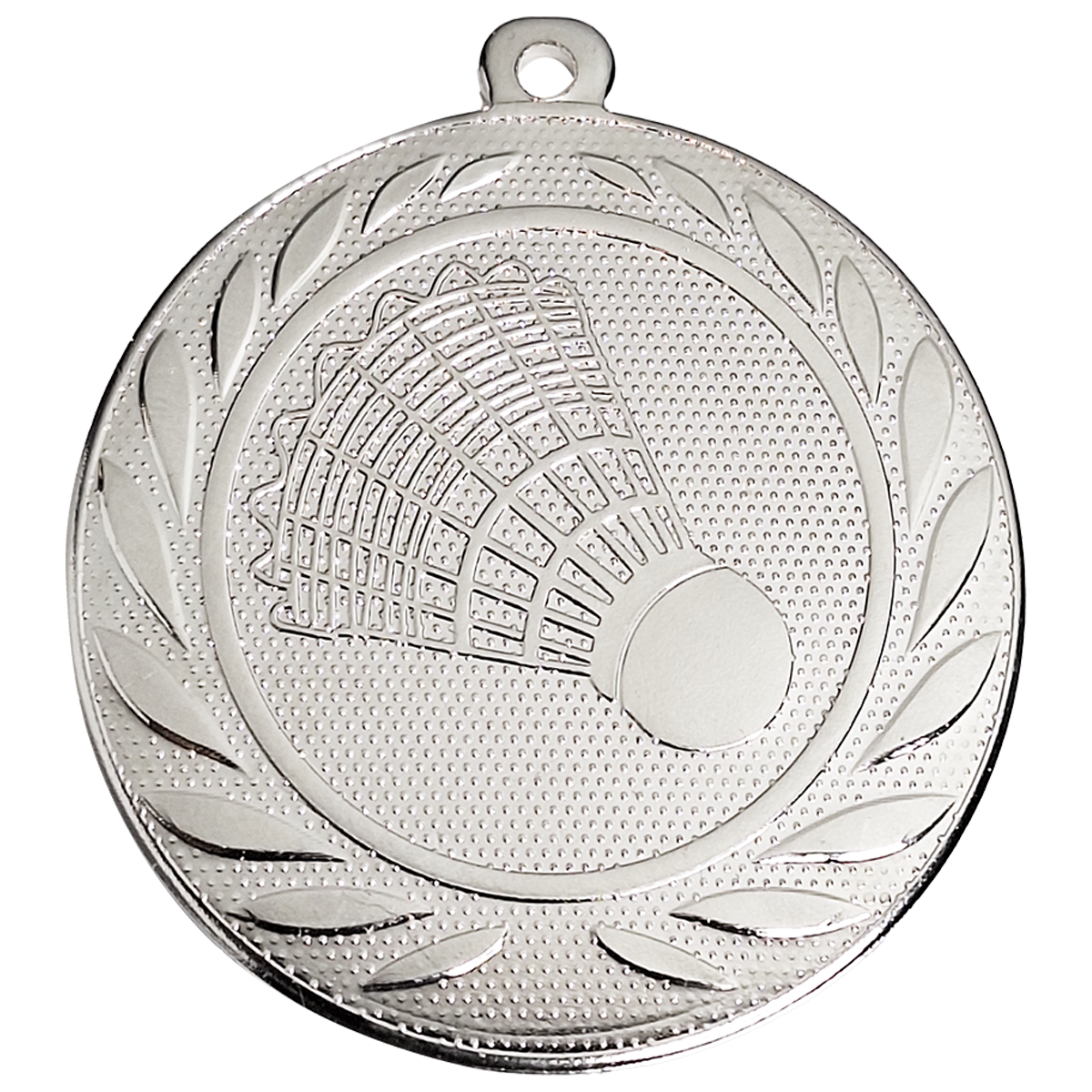 Zilveren medaille met reliëf badminton shuttle binnen een decoratieve rand met bladeren en een ophangoog bovenaan.