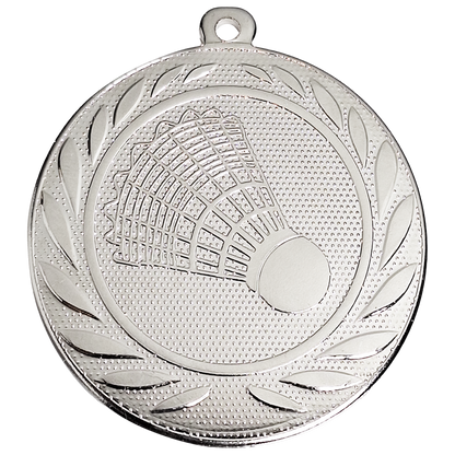 Zilveren medaille met reliëf badminton shuttle binnen een decoratieve rand met bladeren en een ophangoog bovenaan.