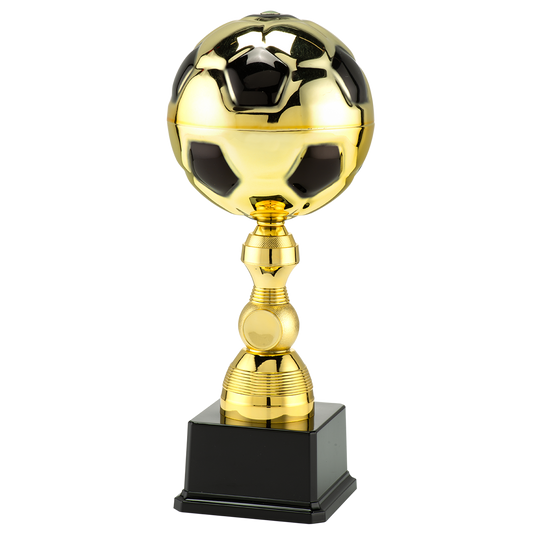 Voetbal trofee met gouden metalen voetbal op zwarte voet inclusief eigen logo en tekstplaatje.