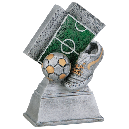Voetbal resin beeldje van 12 cm met voetbal, voetbalschoen en voetbalveld inclusief tekstplaatje voor personalisatie.