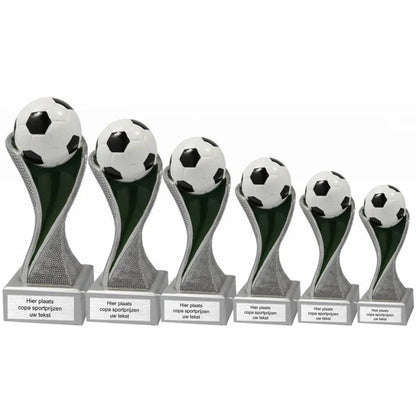 Voetbal resin trofee met voetbal bovenop verkrijgbaar in 6 formaten inclusief gepersonaliseerd tekstplaatje.